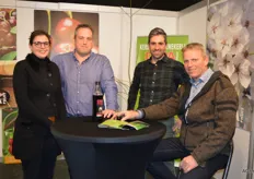 Annick Ector, Peter Durtel en Toon vanRykel van Depa Fruit met bezoeker.